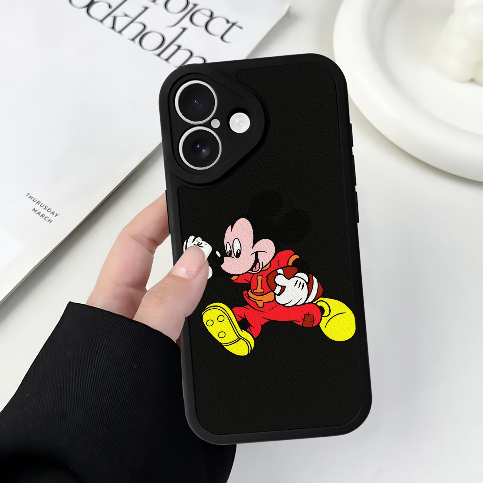 （画像用） ミッキーマウス Mickey Mouse 【iPhone 16シリーズ対応】シリコンスマホケース（レザー調） 材質：シリコン